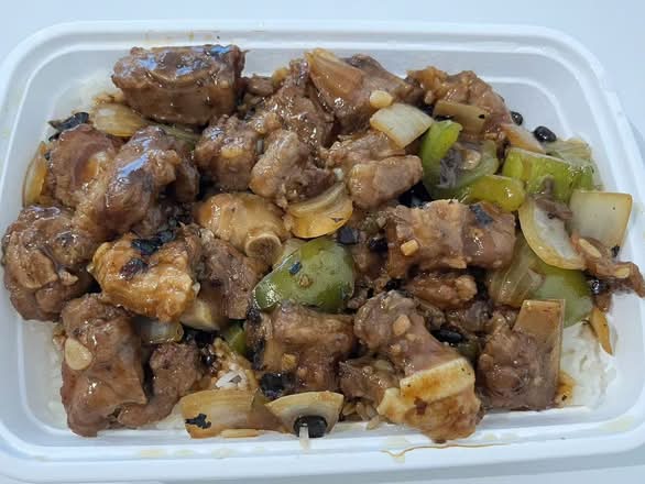 Pork Spare Ribs with Black Bean Sauce on Rice (豉椒排骨飯)